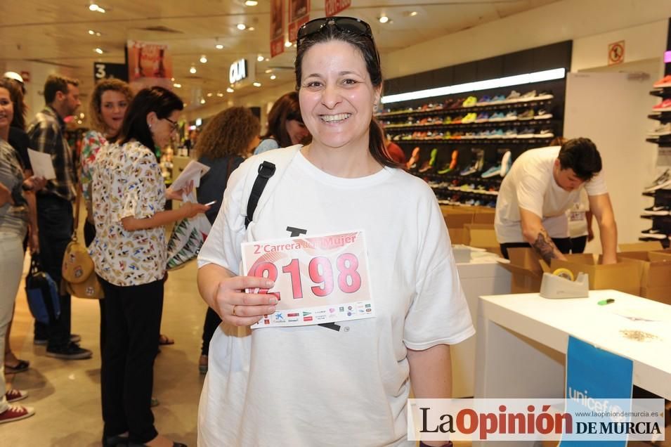 Entrega de dorsales para la Carrera de la Mujer.