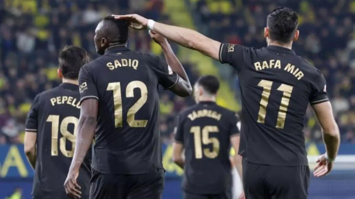 Rafa Mir y Sadiq, celebrando un gol