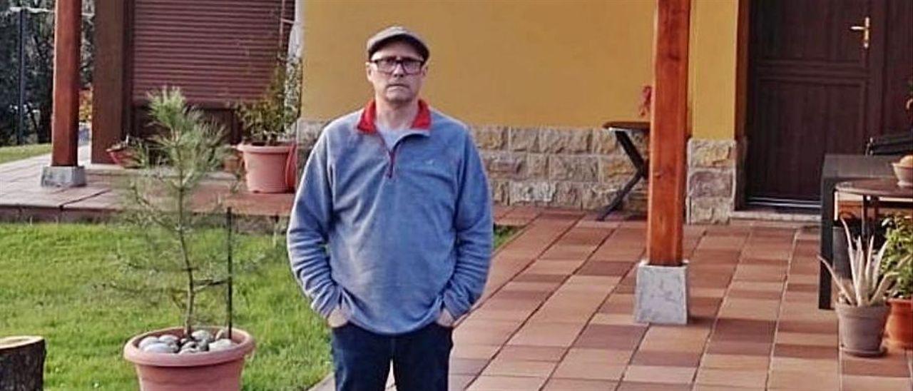 Alfonso Mora, delante de su vivienda en Muñó (Siero). | A. I.