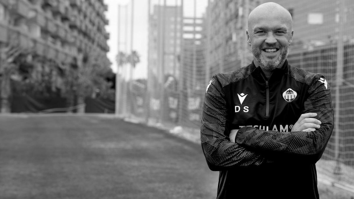 OROPESA. ENTREVISTA AL ENTRENADOR DEL CLUB DEPORTIVO CASTELLON DICK SCHREUDER.