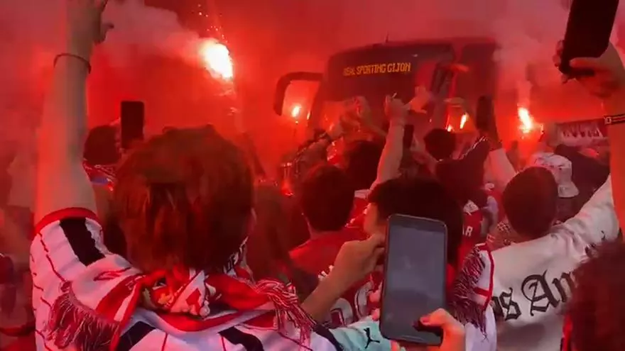 La emocionante llegada del autobús de los jugadores al Molinón