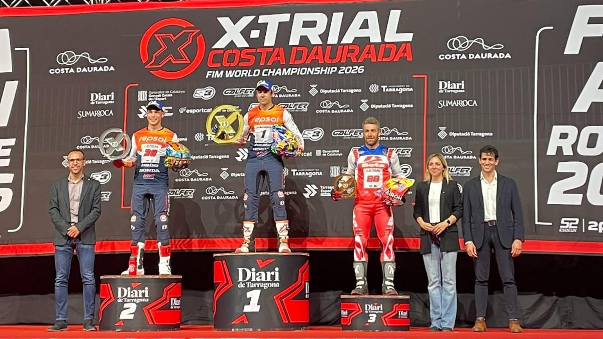 Toni Bou en el centro, corona el podio en Tarragona