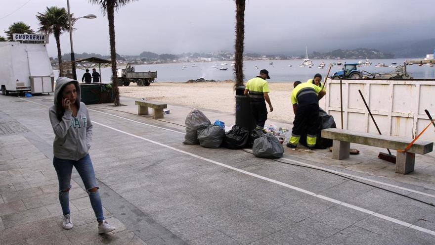 Operarios del servicio de recogida de basura, en Panxón.