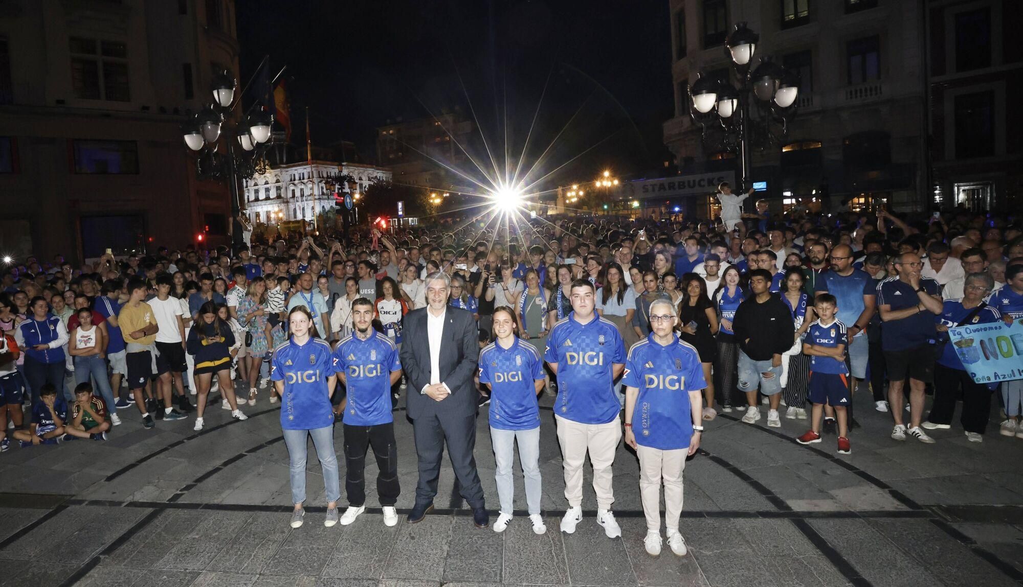 Así fue la presentación de la nueva camisera del Real Oviedo para jugar en Primera