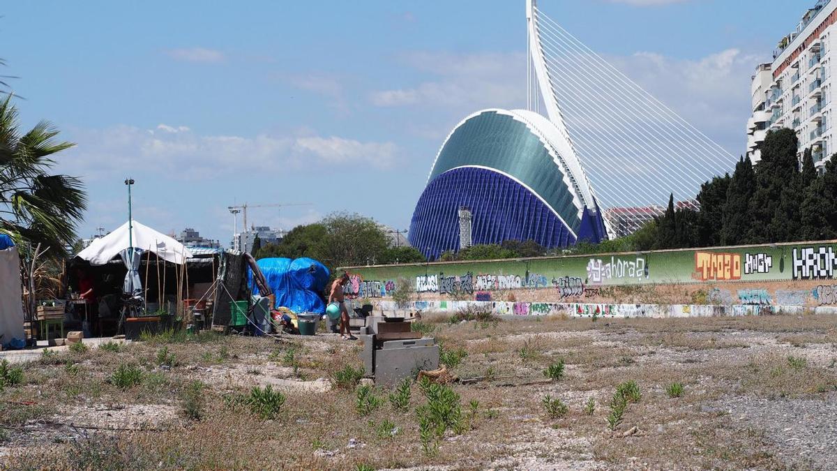 Personas sin hogar junto a l'Oceanogràfic