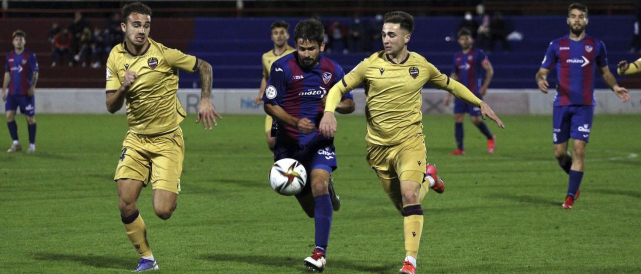 Lance de un partido de la UD Alzira de esta temporada. | JOSÉ GÓMEZ