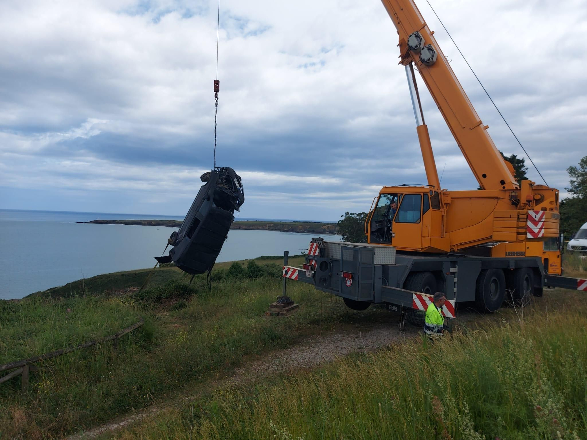 En imágenes: Así fue el rescate del coche que cayó a la ría del Eo por un despiste del conductor