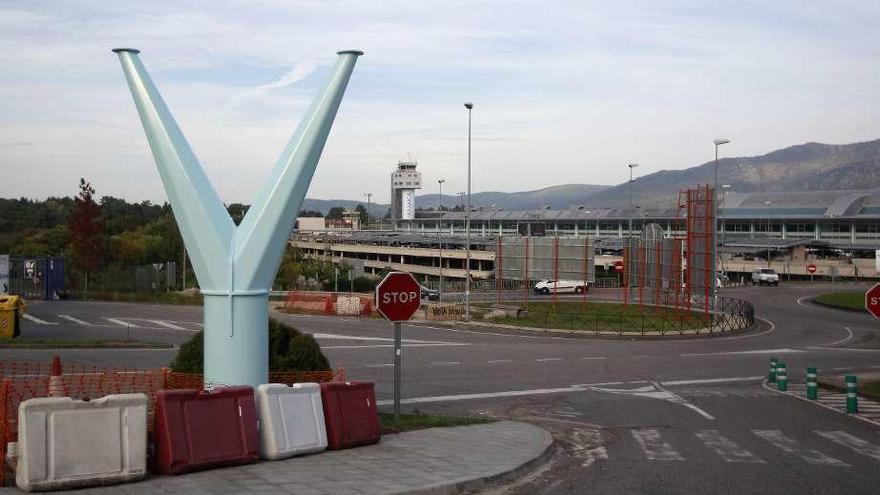 Uno de los pilares que sostendrá la pasarela peatonal entre Peinador y el Ifevi. // R. Grobas