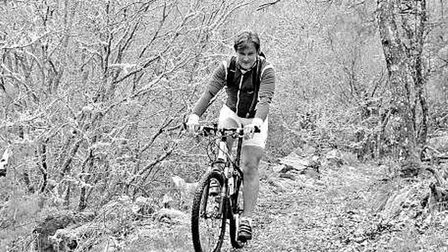 Un ciclista en uno de los momentos de la travesía.