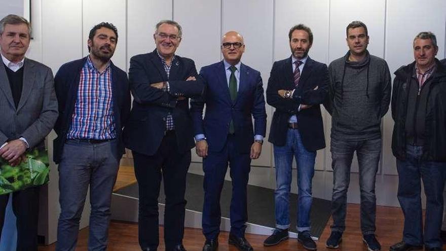 Baltar, con representantes de la comarca de Valdeorras. // FdV