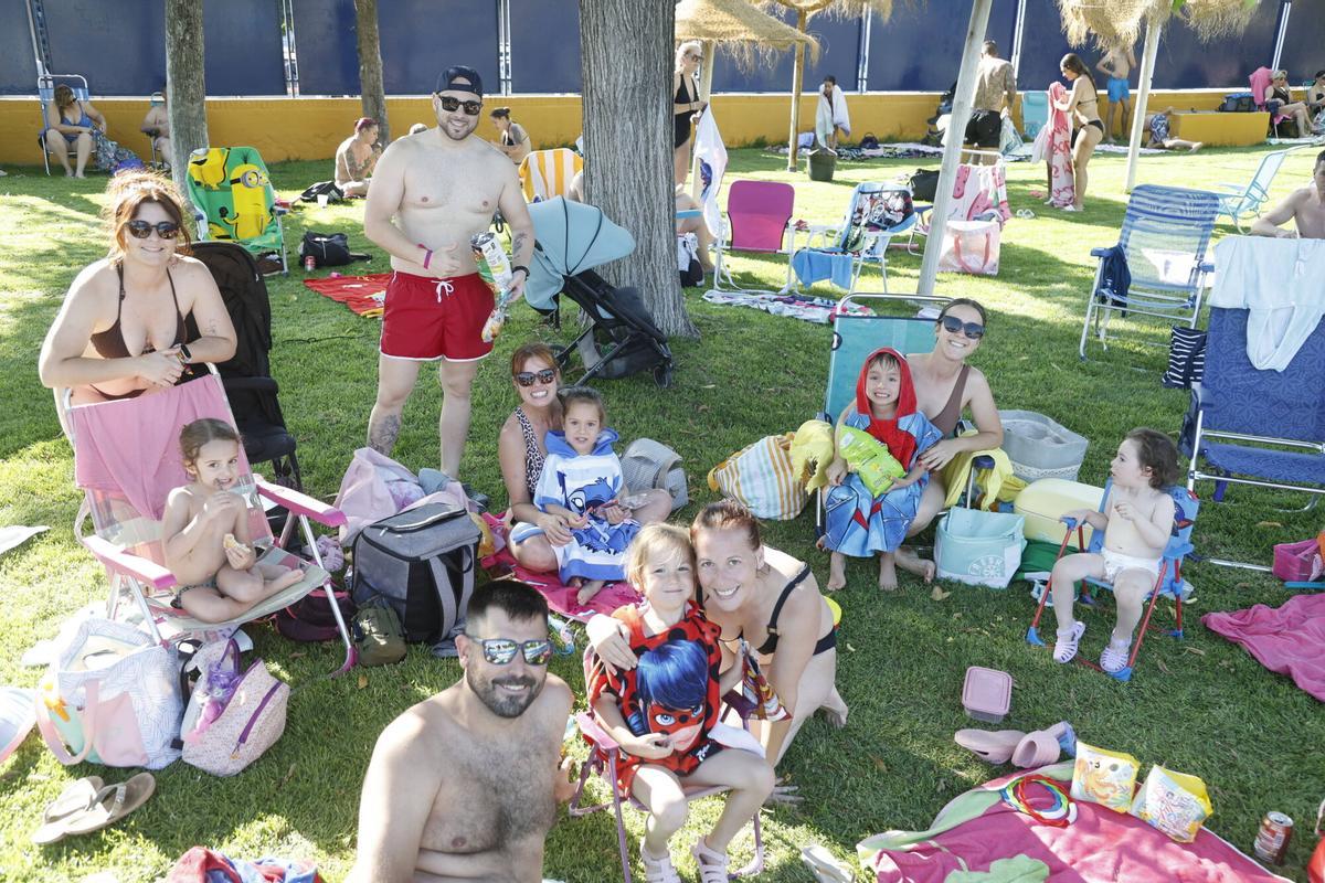 Decenas de cordobeses desafían al calor con el primer chapuzón del año