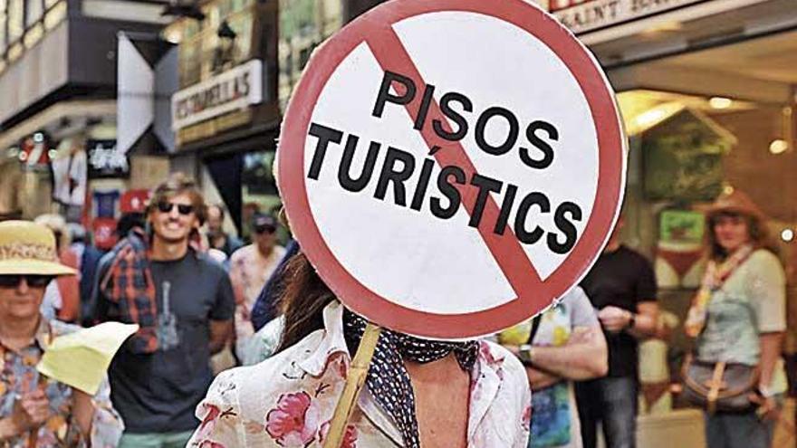 Imagen de una protesta contra los pisos turísticos en Palma.
