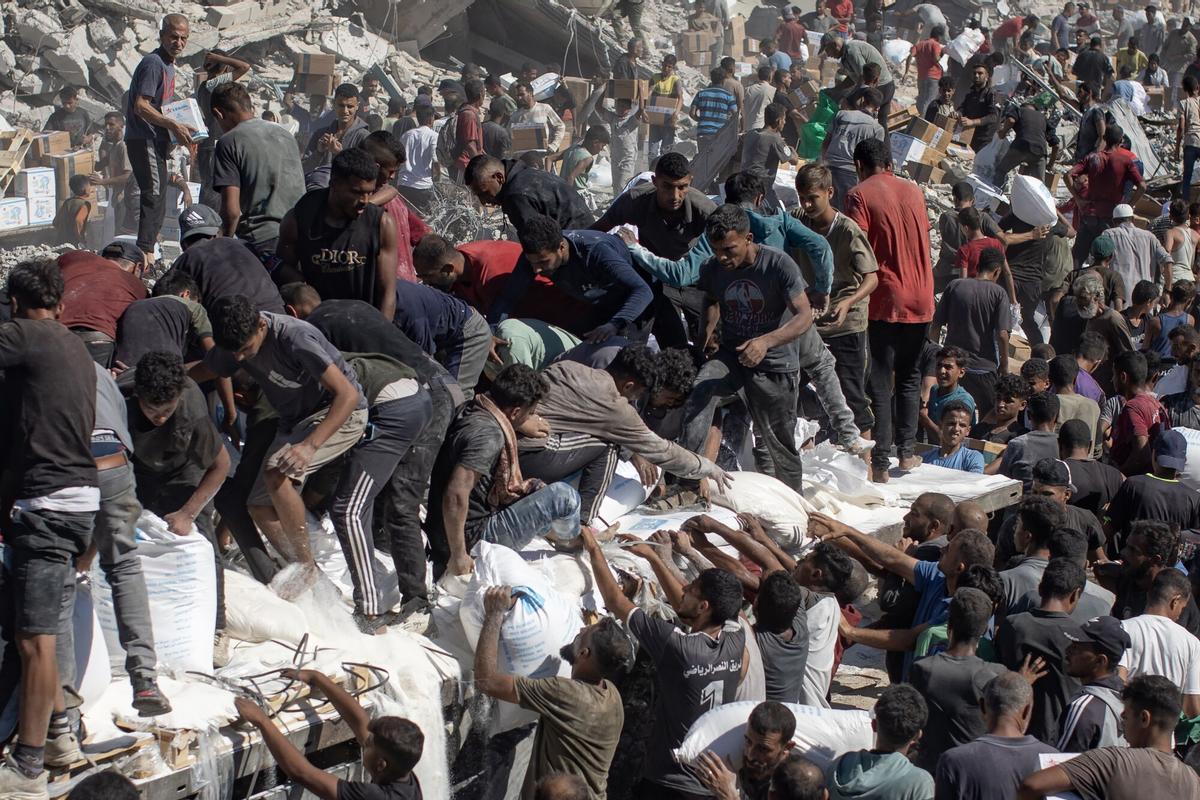 Camiones con ayuda humanitaria llegan a Jan Yunis.
