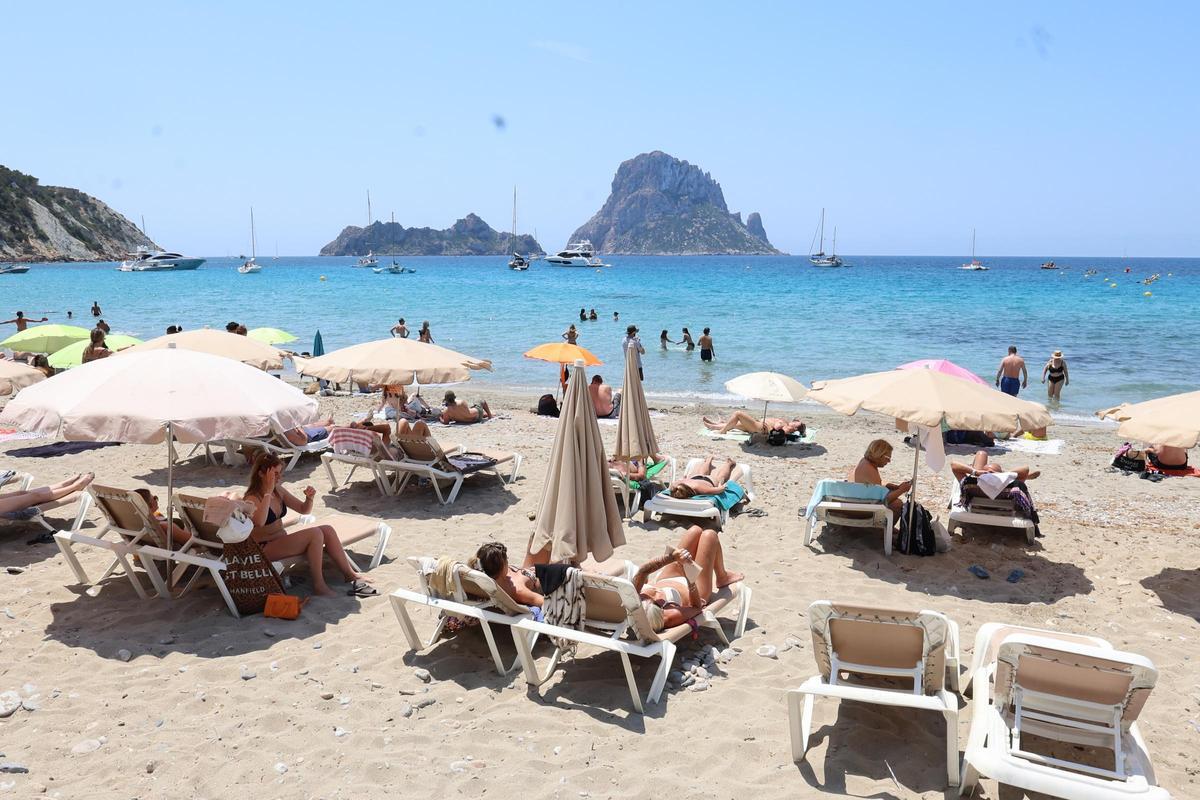 A las 13 horas todavía se podían ver hamacas vacías en Cala d'Hort.
