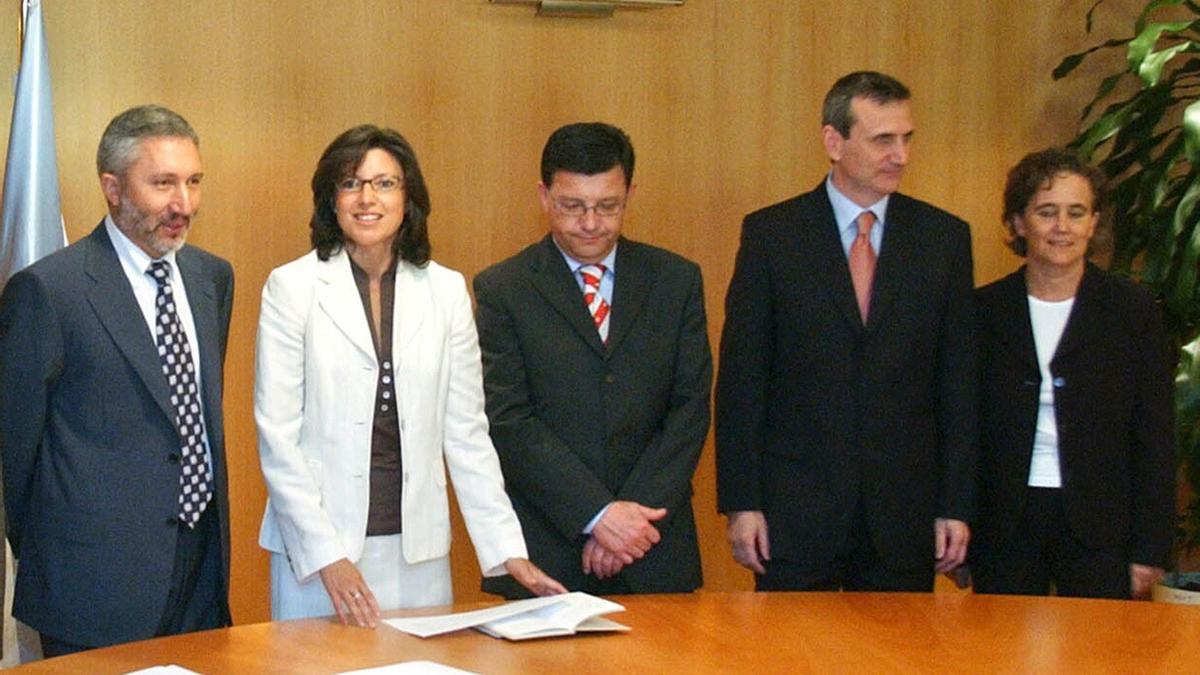 La presidenta del Jurado de Expropiación (dcha) y María José Caride (segunda por la izq.), en 2005