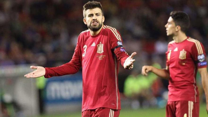 Piqué hace un gesto durante el partido de ayer. // Efe