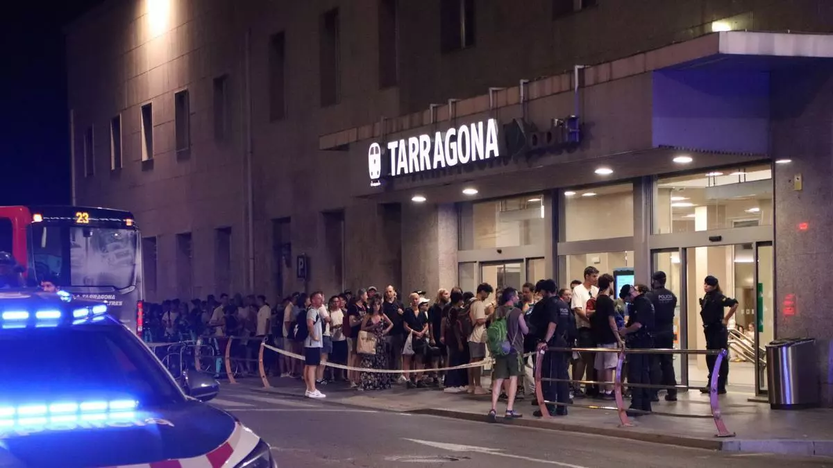 El Govern asume el "colapso" de Rodalies para ir a ver el eclipse y admite que la comunicación con los usuarios fue "inadecuada"