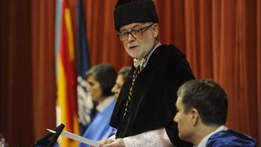 El rector, ayer, durante su discurso con motivo del día de Santo Tomás de Aquino. carlos pardellas