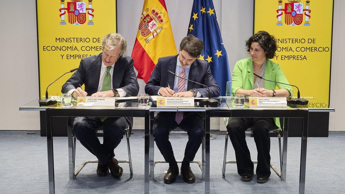 José Saiz Armada, director de Finanzas, Control y Desarrollo Corporativo de Iberdrola; Antonio Lorenzo, jefe de la división de Financiación Corporativa en España del BEI; e Inés Carpio San Román, directora general de Financiación Internacional del Tesoro.