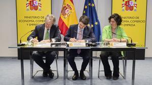 José Saiz Armada, director de Finanzas, Control y Desarrollo Corporativo de Iberdrola; Antonio Lorenzo, jefe de la división de Financiación Corporativa en España del BEI; e Inés Carpio San Román, directora general de Financiación Internacional del Tesoro.