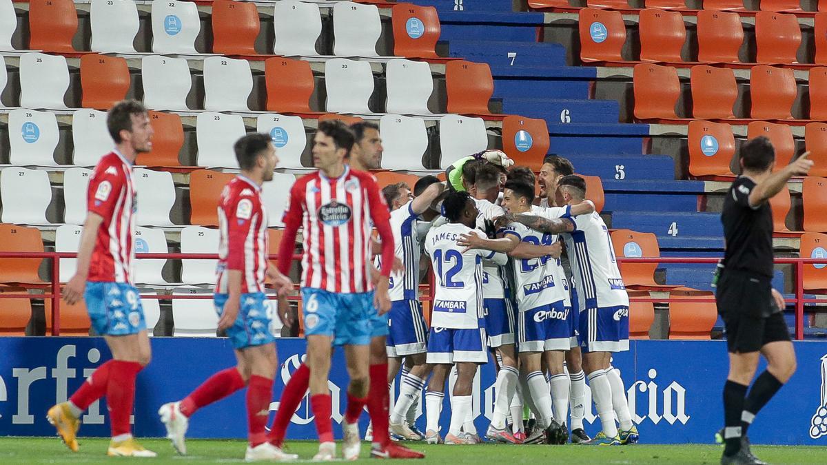 Los jugadores del Zaragoza celebran el gol de Cristian en Lugo.