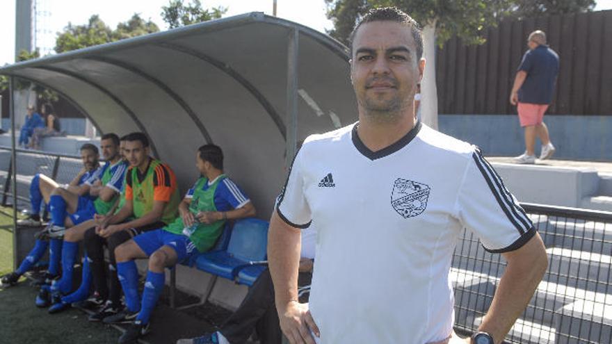 Tino Déniz, entrenador de la UD San Fernando