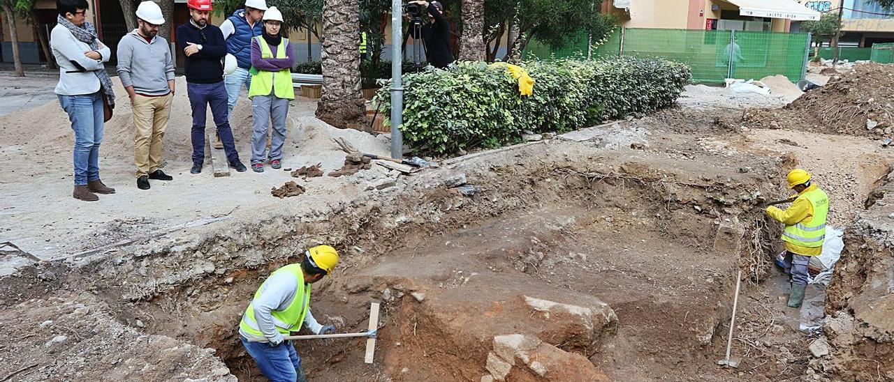 Excavación arqueológica en la plaza del Parque de Vila, en una imagen de archivo. | VICENT MARÍ