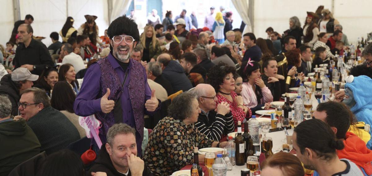 El IV Xantar do Cocido reunió a más  de 200 personas en la lonja de Carril | NOÉ PARGA