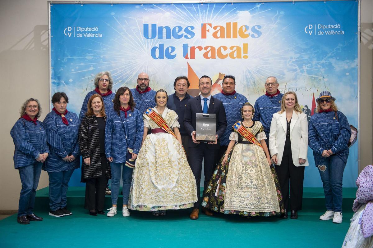 Las autoridades de la Diputación junto a la JLF de Turís