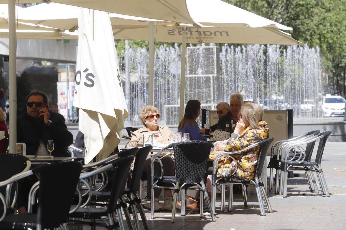 Clientes en en una terraza en Córdoba, en un día soleado.