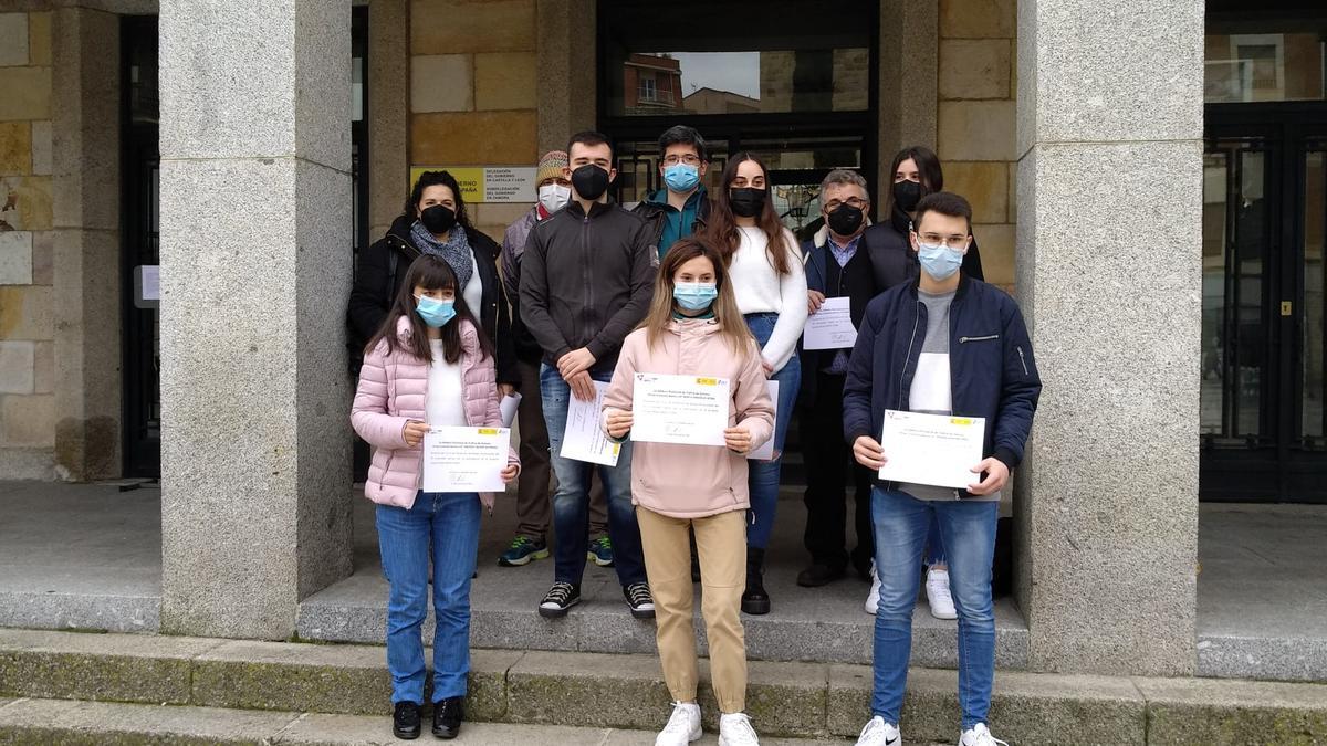 Alumnos del IES Universidad Laboral, con sus diplomas a la entrada de la Subdelegación.