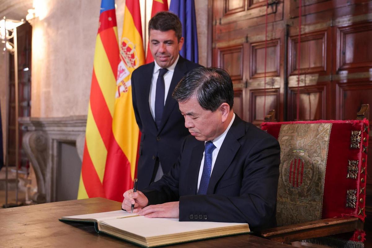 Carlos Mazón y el alto cargo del Partido Comunista Chino Zhou Zuyi, en el Palau.