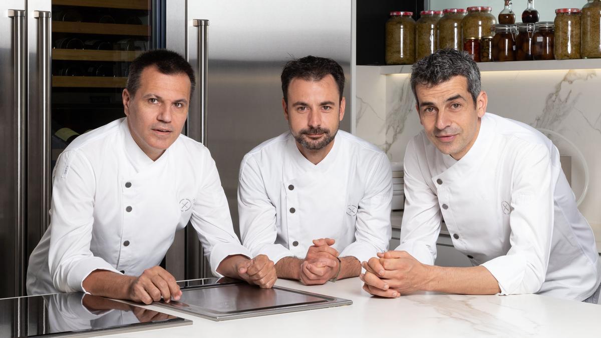 Los cocineros de Disfrutar: Oriol Castro, Eduard Xatruch, Mateu Casañas.