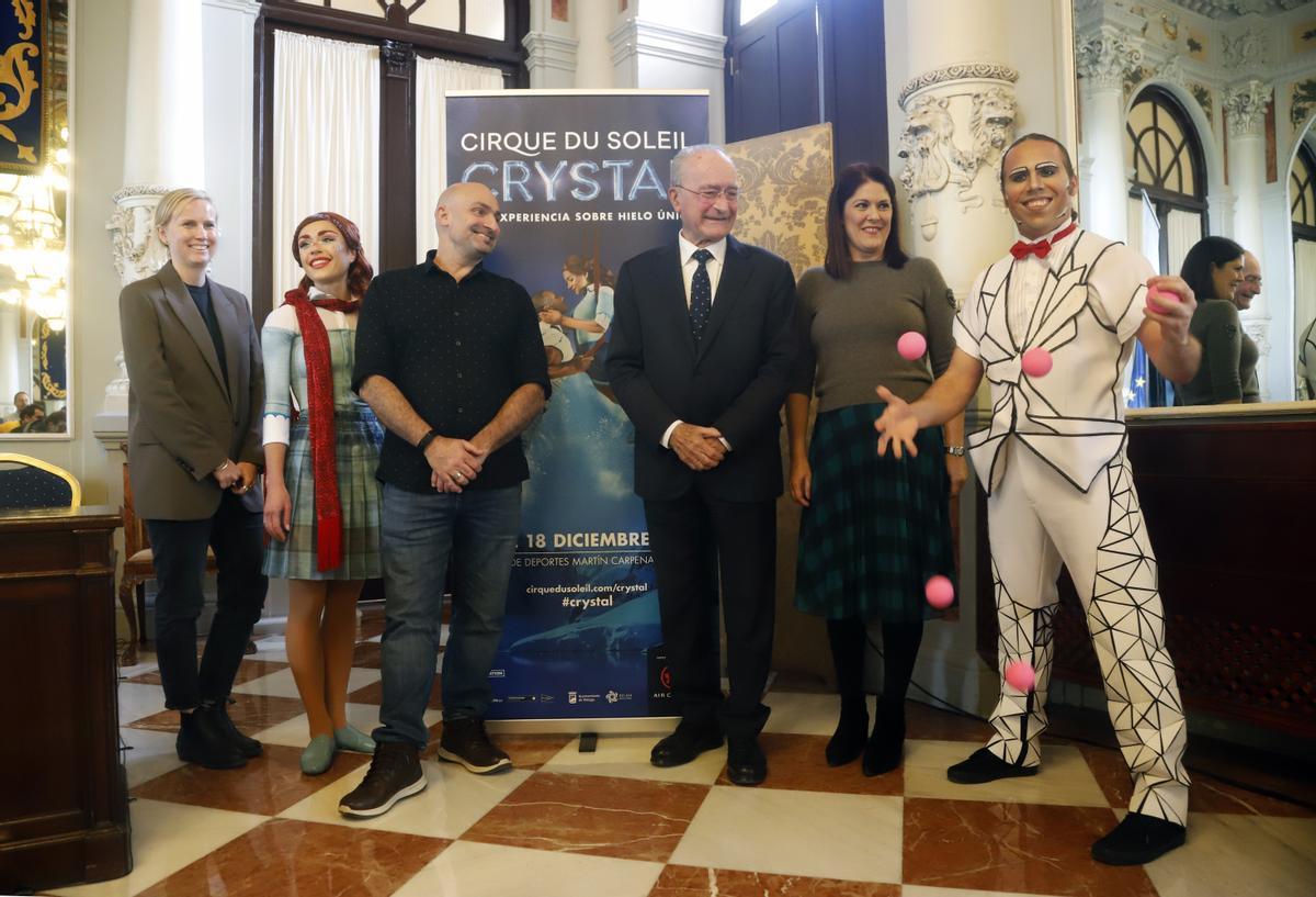 El alcalde, Francisco de la Torre, acompañado de la concejala de Deporte, Noelia Losada; los artistas de 'Crystal', Nikol Gosviiani y Agustin Bells; el director artístico del espectáculo, Robert Tannion, y el senior publicist, Charlie Wagner; presenta el espectáculo 'Crystal' de Cirque du Soleil.