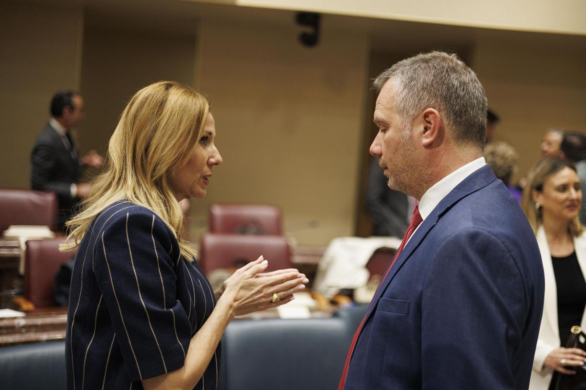 La consejera Marisa López Aragón charla con el portavoz del PP, Joaquín Segado, antes de iniciarse el pleno.