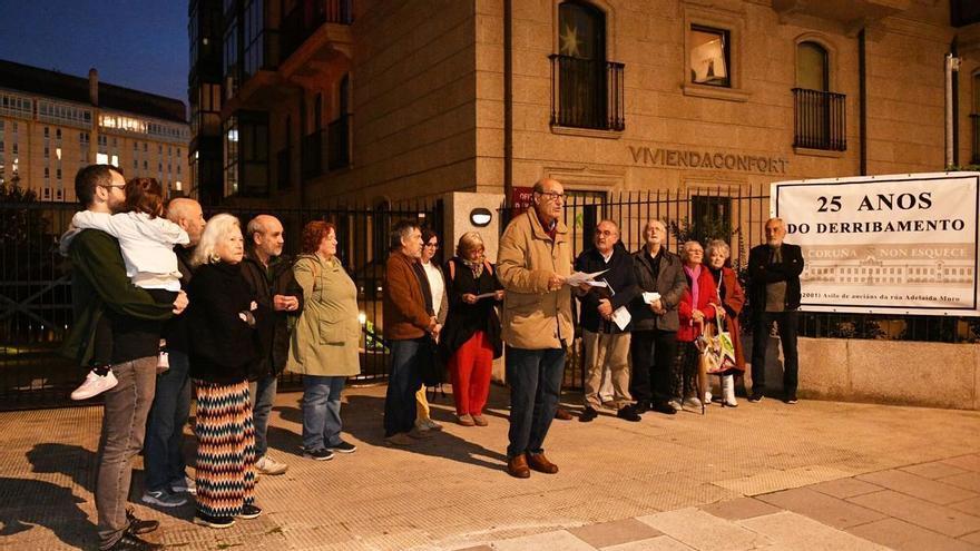Una placa recuerda el derribo hace 25 años del antiguo Asilo de Ancianos de A Coruña