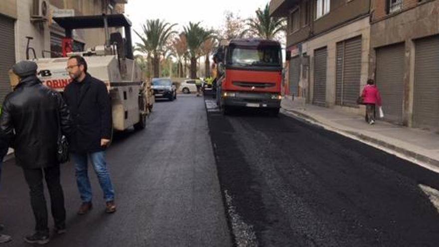 Las labores de asfaltado de Altabix, realizadas con los presupuestos participativos