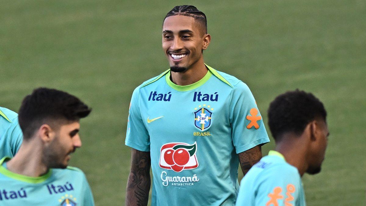 Raphinha en un entrenamiento previo al Brasil-Perú