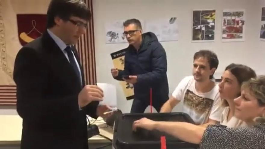 Puigdemont vota en un colegio de Cornellá