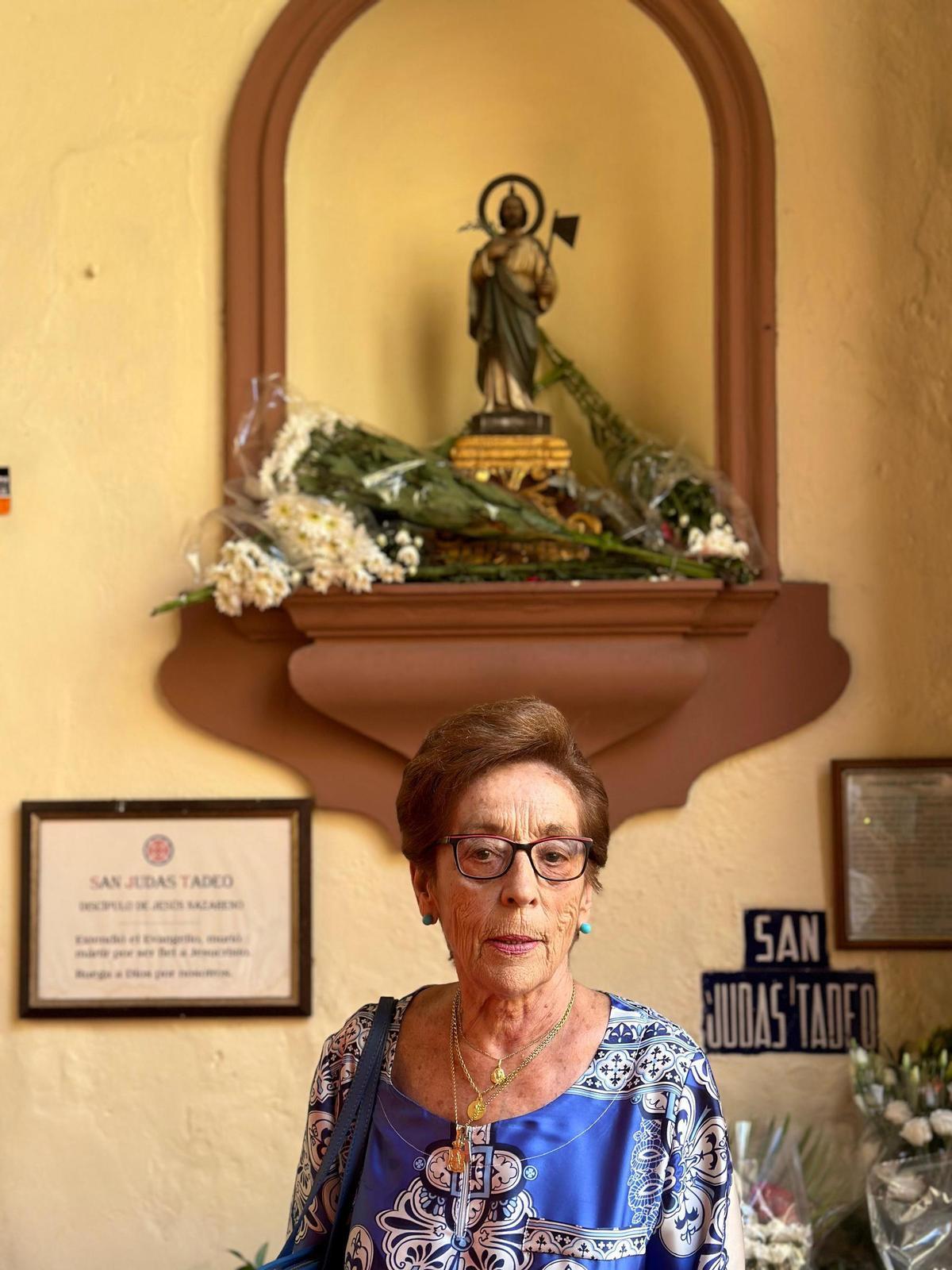 Julia Alonso, la vecina de Sevilla que donó la representación de San Judas Tadeo a la Iglesia de San Antonio Abad.