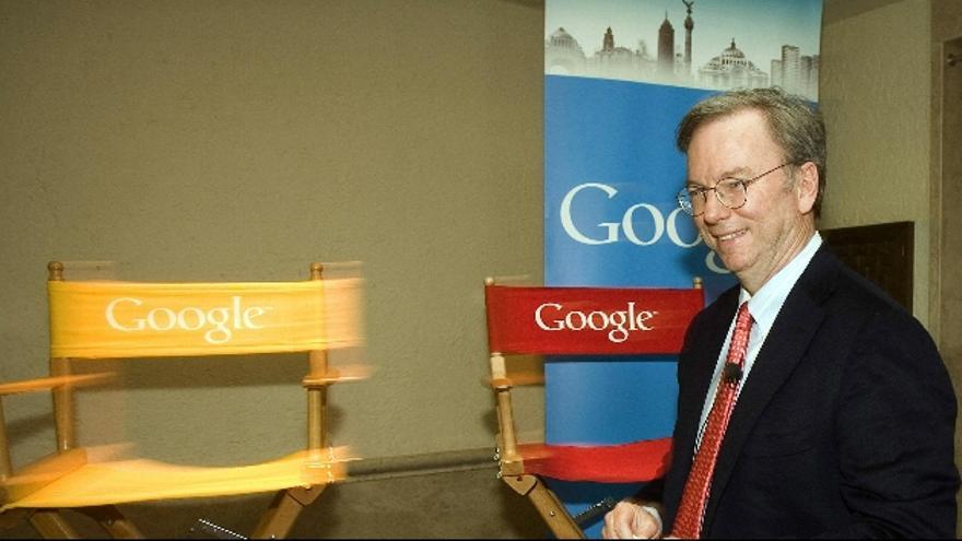 El presidente mundial de Google, Eric Schmidt, participó en un encuentro con periodistas latinoamericanos en Ciudad de México, donde reiteró su preocupación por una posible adquisición de Yahoo por parte de Microsoft porque podría reducir las opciones de los consumidores en Internet. EFE/David de la Paz