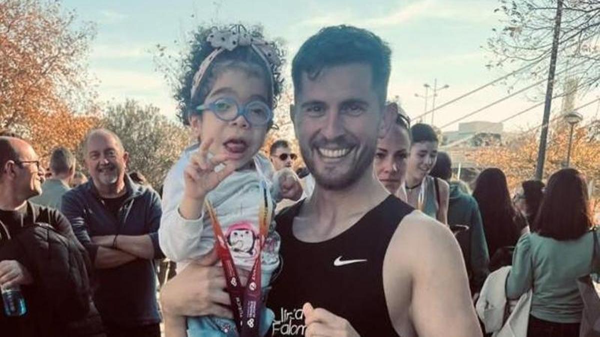 La pequeña Jimena con el corredor.
