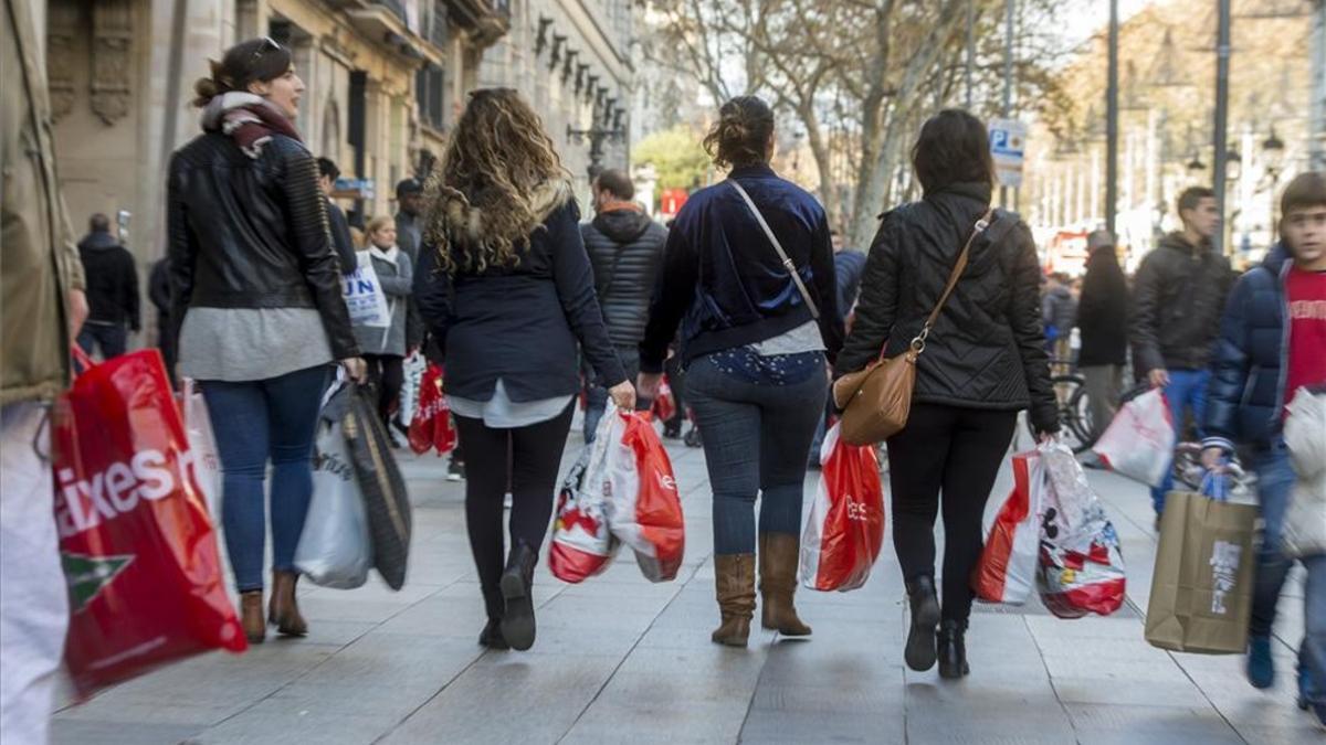 Jornada de rebajas de invierno en el centro de Barcelona.