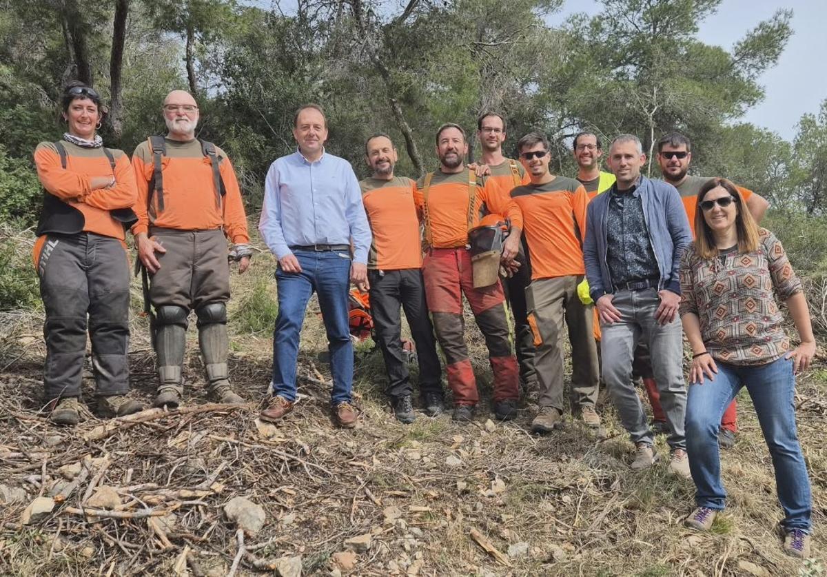 La Generalitat ejecuta trabajos de retirada de pinos secos en el parque natural del Turia en el término municipal de Vilamarxant.