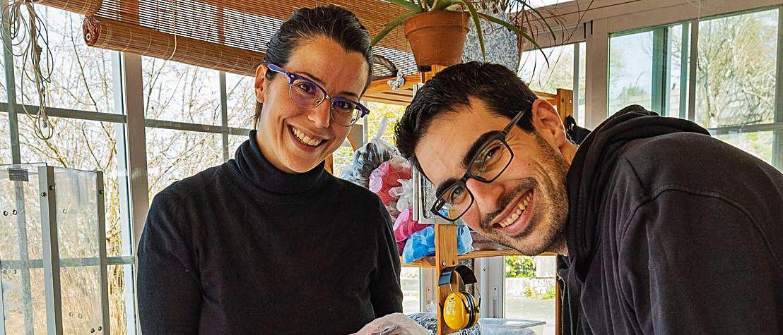 Alba Villanueva y Fabián Freiría en su taller de Peitieiros.