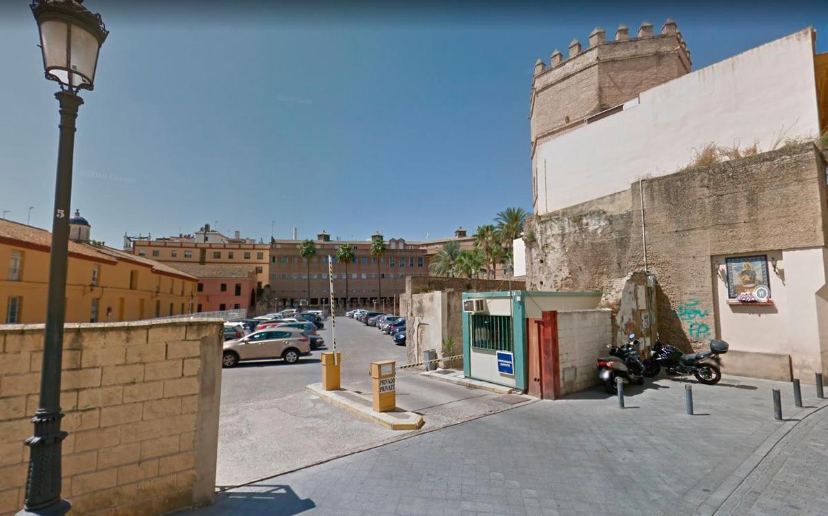 El parking de la Torre de la Plata ocupa el solar donde se pretende construir un centro de interpretación