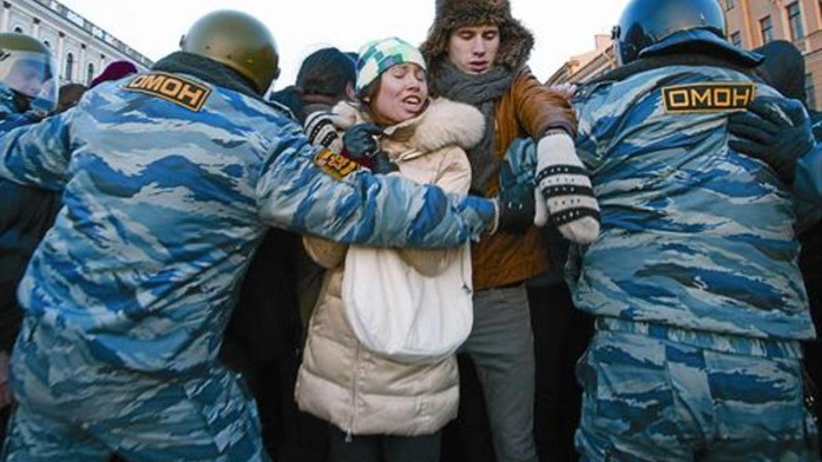 Policías rusos detienen a opositores durante la protesta contra el supuesto fraude, ayer en San Petersburgo.