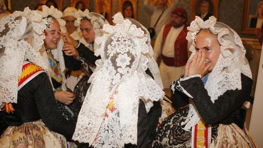 Noelia Vinal, Bellea del Foc Infantil, y su corte de honor, lloran desconsoladas.