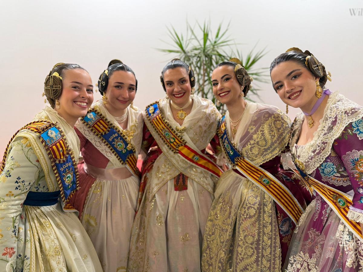 Marta Puig, con su Corte de Honor.