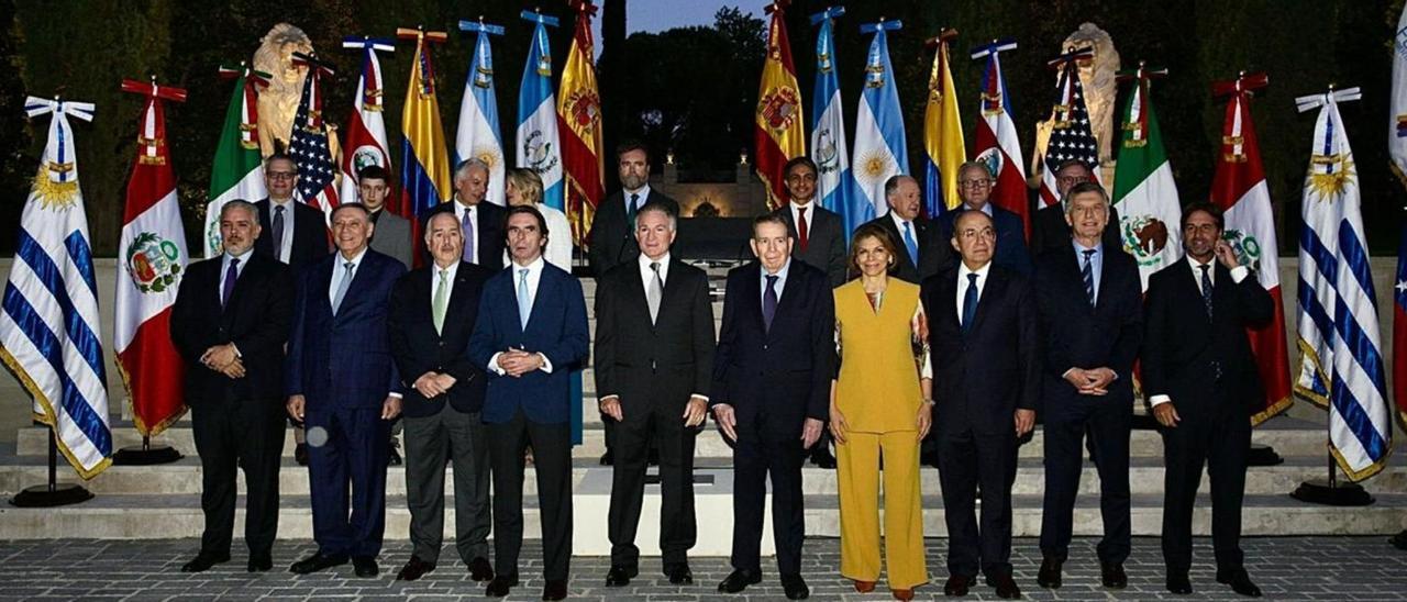 La recepción de bienvenida que Dionisio Gutiérrez ofreció ayer en su casa de Madrid. Por la izquierda, en primera fila, Iván Duque, Jamil Mahuad, Andrés Pastrana, José María Aznar, Dionisio Gutiérrez, Edmundo González Urrutia, Laura Chinchilla, Felipe Calderón, Mauricio Macri y Luis Lacalle. En la segunda fila, Bryan Ware, Agustín Antonetti, Álvaro Vargas Llosa, Claudia Gurisati, Iván Espinosa de los Monteros, Lorent Saleh, Félix Sanz Roldán y DC Page.